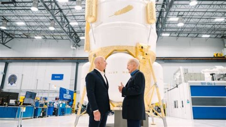 Blue Origin reveals mockup of Blue Moon lunar lander prototype