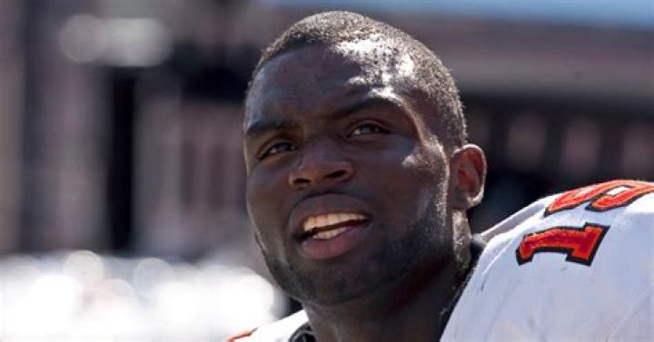 Former Tampa Bay wide receiver Mike Williams dies of dental-related sepsis at 36, medical examiner says