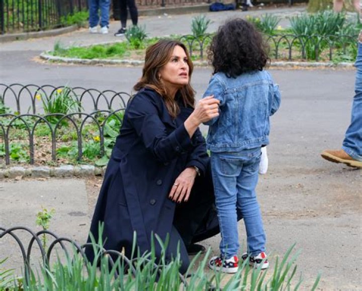 Mariska Hargitay pauses ‘Law & Order: SVU’ shoot to help lost child