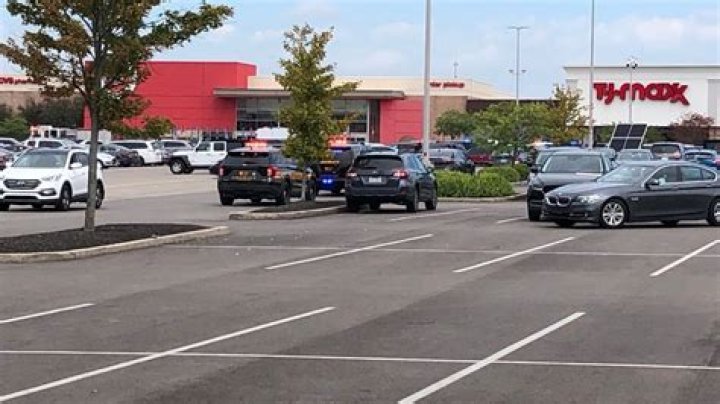 Shooting disrupts popular Ohio shopping center