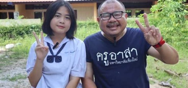 Single dad supports adopted daughter at school Mother’s Day event – turns up in wig and dress