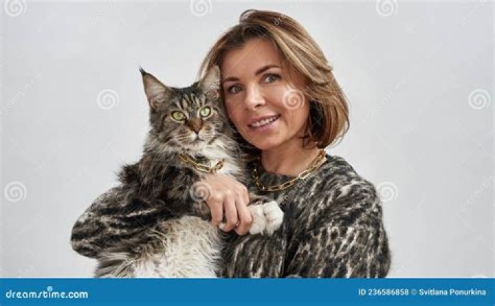 Woman shares breathtaking pictures of her Maine Coon cat – it’s size is crazy